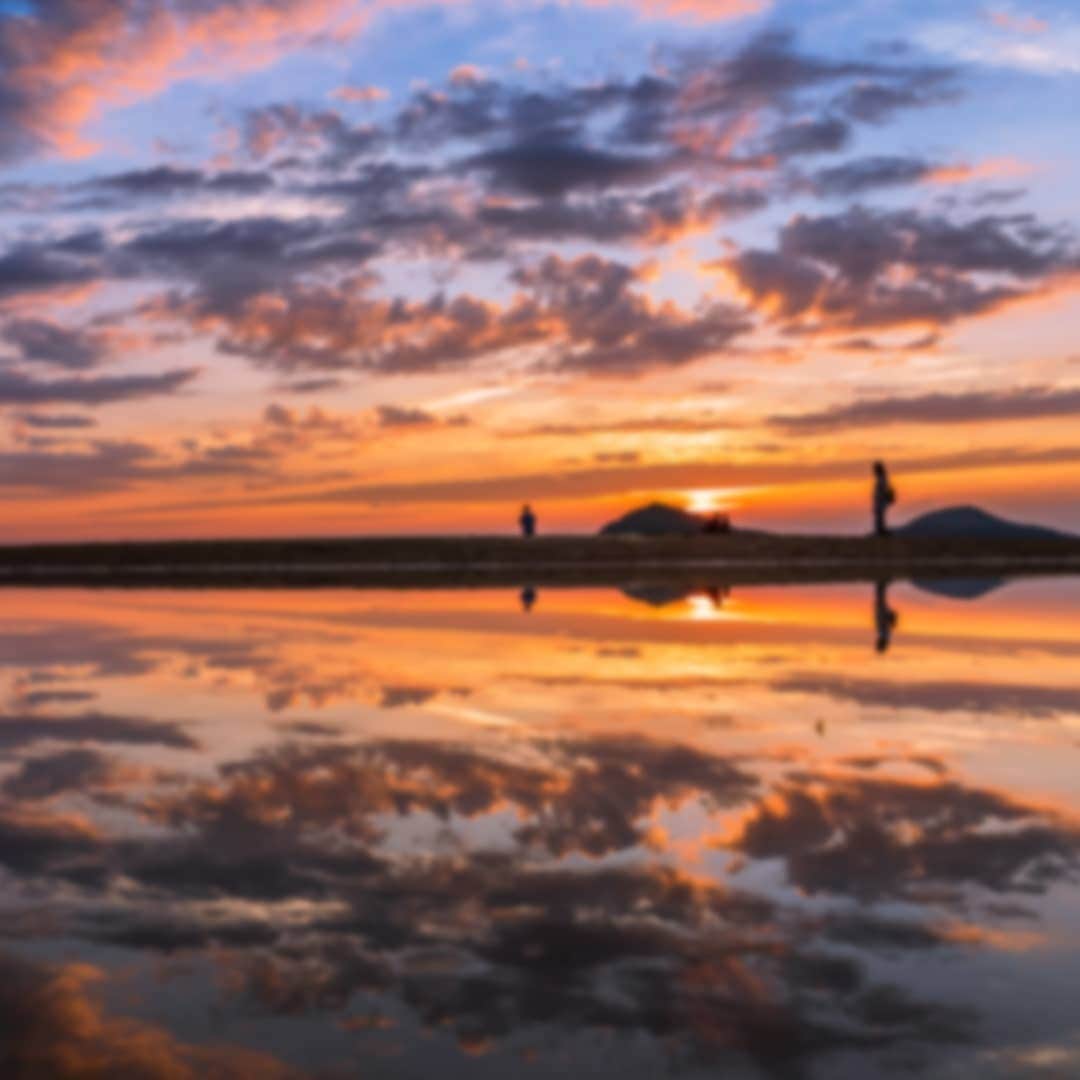 レンズアップルさんのインスタグラム写真 - (レンズアップルInstagram)「.⁣ 🌇人気の夕日スポットをご紹介🌇⁣ ⁣ 風のない干潮時の潮だまりが鏡のようになることから⁣ ”日本のウユニ塩湖”と呼ばれている『父母ヶ浜』。⁣ ⁣ 日本最高級の夕日が楽しめるとして大人気です。⁣ 特に日没のマジックアワーは幻想的な風景が広がります。⁣ ⁣ 📌香川県⁣ 住所：香川県三豊市仁尾町仁尾乙⁣ ⁣ ⁣ #香川 #父母ヶ浜 #夕日 #絶景 #香川旅行 #秋 #日本のウユニ塩湖 #japan #レンズ越しの私の世界 #旅行好きな人と繋がりたい #国内旅行 #秋旅行 #秋の旅 #旅が好きな人と繋がりたい #triptojapan #パレンテ #レンズアップル #WAVE #コンタクトレンズ #コンタクト #コンタクトデビュー #カラコン #カラコンレポ #レンズアップル大宮店 #レンズアップル千葉店 #ファインダー越しの私の世界 #女子旅 #旅女子 #旅好き女子 #ウユニ塩湖⁣」11月8日 13時40分 - lensapple