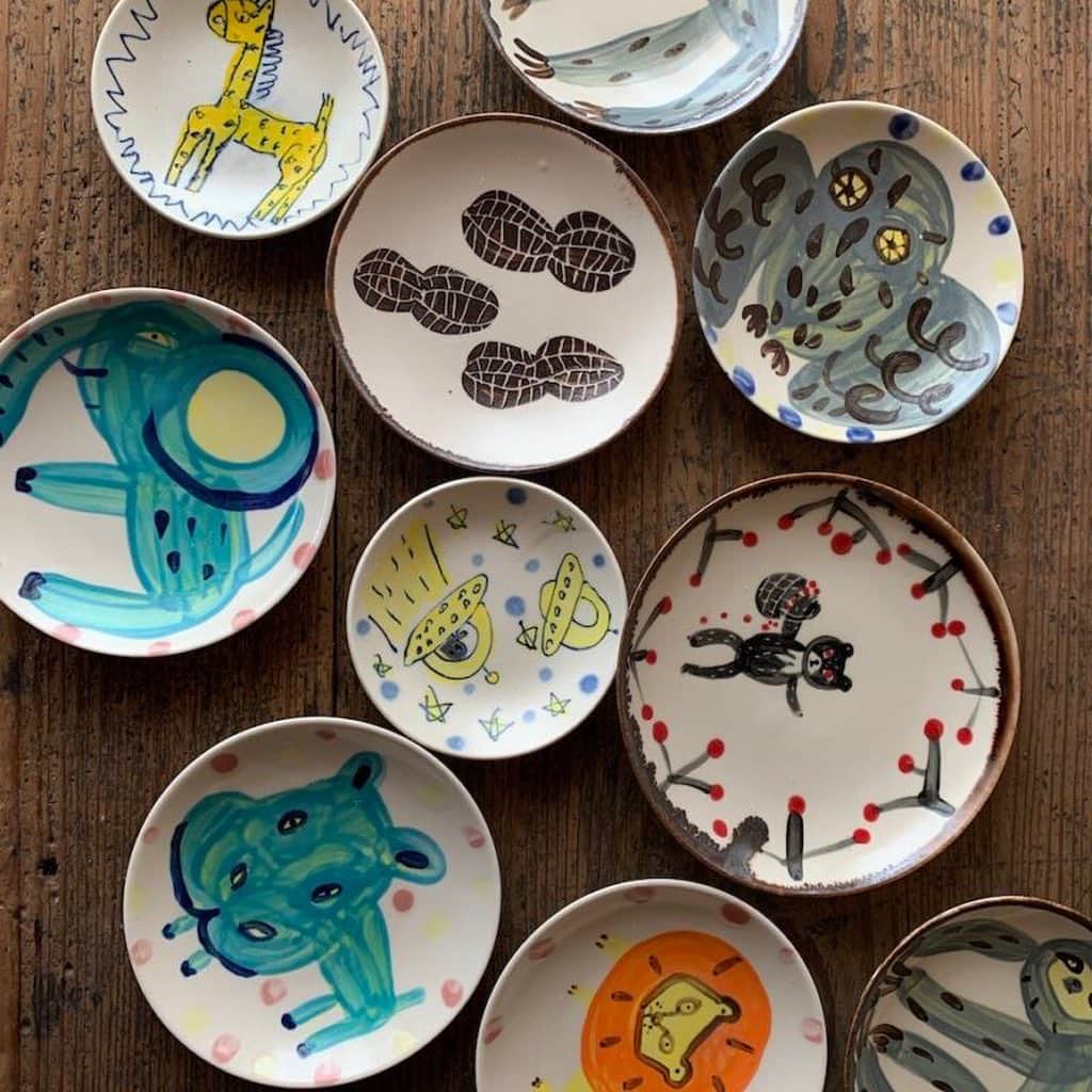 手紙社さんのインスタグラム写真 - (手紙社Instagram)「【「第16回東京蚤の市」豆皿市カタログ②:賑やかな動物柄のうつわ】 今日は何を載せようかな、そんなことを考えている時間までも楽しい豆皿。お料理を盛り付けたり、小さなアクセサリーを載せて飾ってみたり、そのまま眺めて楽しむのも良いですよね。東京豆皿市に並ぶうつわの中には、食卓の上を賑やかに演出してくれる動物をモチーフにしたものに出会えますよ。まるで動物たちがあなたの大切なものを、大事に包み込んでくれているよう。  kata kata×倉敷意匠計画室／かとうようこ／キダサトコ／KIHARA／KUTANI SEAL／苔色工房・田中遼馬／竹村聡子／星川あすか . ▶︎前売券発売中！　そのほか詳細はプロフィールのリンクより「 @tokyonominoichi 」へ . ▶︎イベントサポーター募集中！　詳しくはストーリーへ . #tokyonominoichi#東京蚤の市#手紙社#手紙舎#tegamisha#vintage#antique#東京北欧市#東京豆皿市#東京アジアンタウン#東京占い横丁#みどりと体験の広場#豆皿#豆花器#mamezara#立川#昭和記念公園#東京蚤の市まであと7日」11月8日 13時41分 - tegamisha