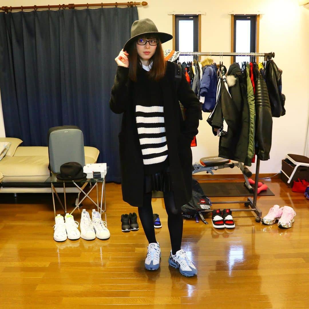 のインスタグラム：「家族で冬服コーデ対決！ ママの冬服コーデ パターン① 帽子 #zara  バックパック #christianlouboutin  インナーシャツ #zara  インナーニット #zara  アウター #zara  スカート #zara  スニーカー #nikeairmax95  #いおりくんtv #しぃしぃtv #ママコーデ #冬服コーデ #冬服 #ファッション #楽しい #大好き #可愛い #オシャレ」