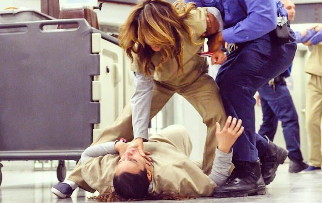 エリザベス・ロドリゲスのインスタグラム：「#SAVAGE. CAPTION THIS!!! do not mess with Aleida. #oitnb @oitnb #Aleida #savage #beast」