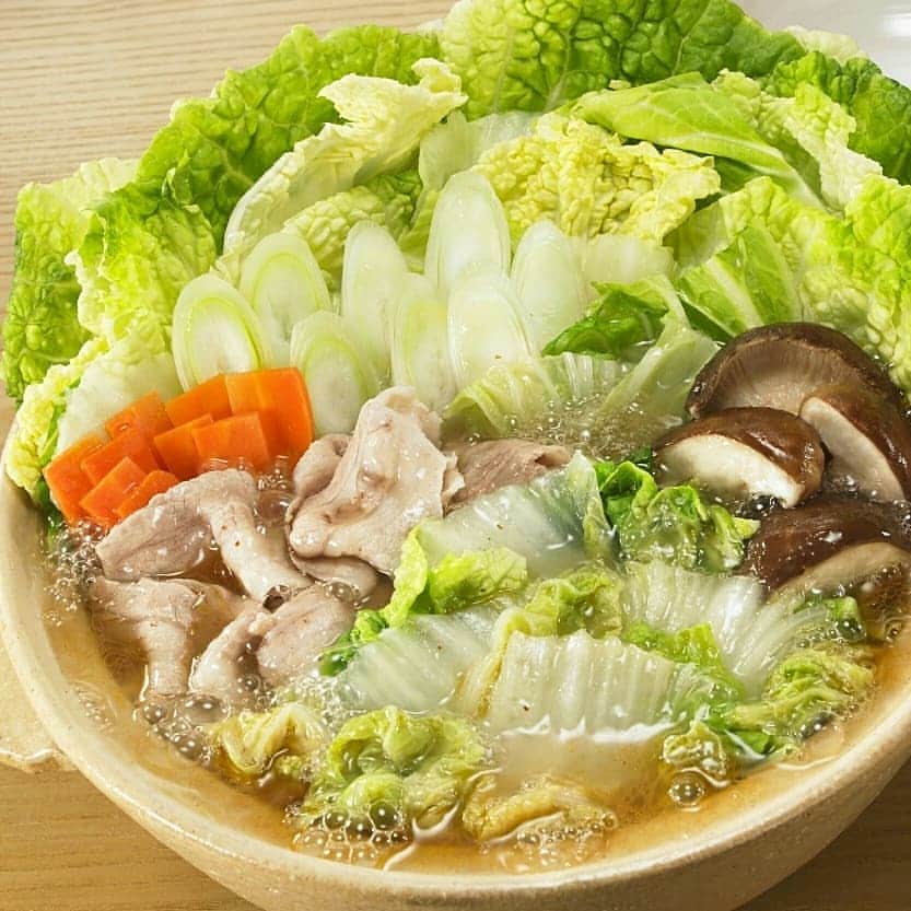 おいしい鍋のインスタグラム：「. ＼白菜の大量消費に！焙煎ごま油を贅沢に加えたクセになるおいしさ♪／ スーパーの店頭に並ぶ大きな白菜をたっぷり味わえる白菜専用の鍋はいかがですか？ コクのあるスープが白菜のおいしさを引き立てます。 . ●レシピはこちら http://nabe.moranbong.co.jp/recipe_products/id=2201 . #おいしい鍋 #モランボン #菜の匠白菜鍋用スープやみつきごま油味 #白菜鍋用スープ #白菜鍋 #白菜 #大量消費 #菜の匠 #鍋 #鍋つゆ #instanabe」