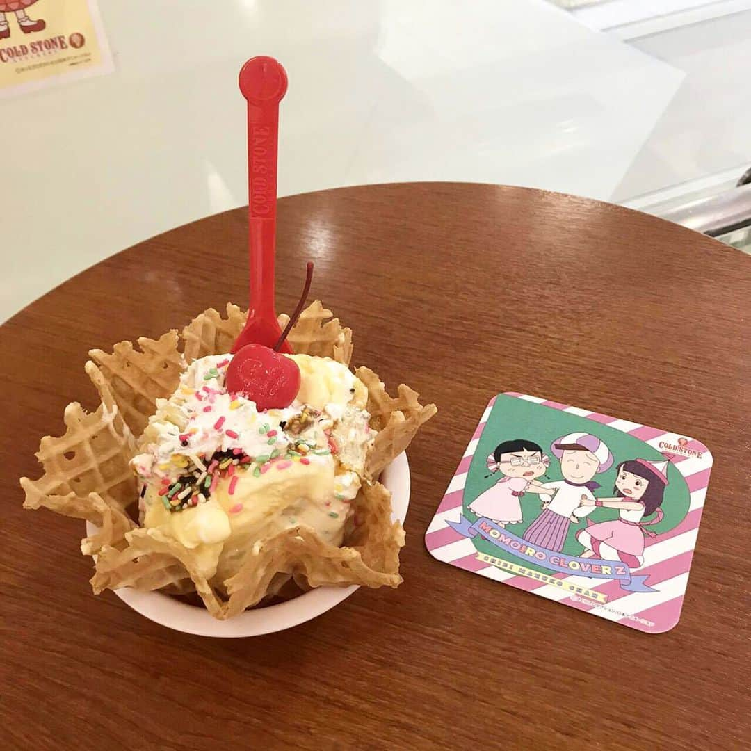 さくらももこスタッフさんのインスタグラム写真 - (さくらももこスタッフInstagram)「アイスクリームショップ「COLD STONE」店舗にて、ももいろクローバーZさんが歌う、アニメちびまる子ちゃんオープニング主題歌「おどるポンポコリン」とのコラボレーションアイスクリームを発売中です🍨﻿ メンバーの皆さんをそれぞれイメージしたアイスは、都内4店舗で食べられます(各店舗1種類)﻿ ﻿ スタッフはまる子をイメージしたアイスを食べ、オリジナルソングを歌ってもらい、ホクホクでした😍(まる子イメージは全店舗で食べられます)﻿ ﻿ 販売期間:2019.10.18(金)〜11.17(日)﻿ ﻿ 販売店舗﻿ ・「まるちゃんのプリン・ア・ラ・モード」全16店舗﻿ ・「かなこちゃんの赤いベリーベリースイーツ」池袋サンシャインシティALTA店限定﻿ ・「しおりんの黄色いストロベリーミルフィーユ」東京スカイツリータウン・ソラマチ店限定﻿ ・「あーりんの桃色フルーティーシュークリーム」渋谷マークシティ店限定﻿ ・「れにちゃんの紫ほっこりスイートポテト」ルミネエスト新宿店限定﻿ ﻿ #さくらももこ #ちびまる子ちゃん #コジコジ #GJ8マン #漫画 #アニメ #エッセイ #イラスト #コールドストーン #ももいろクローバーZ #コラボアイス #おどるポンポコリン ﻿ ﻿」11月8日 13時49分 - sakuramomoko_staff