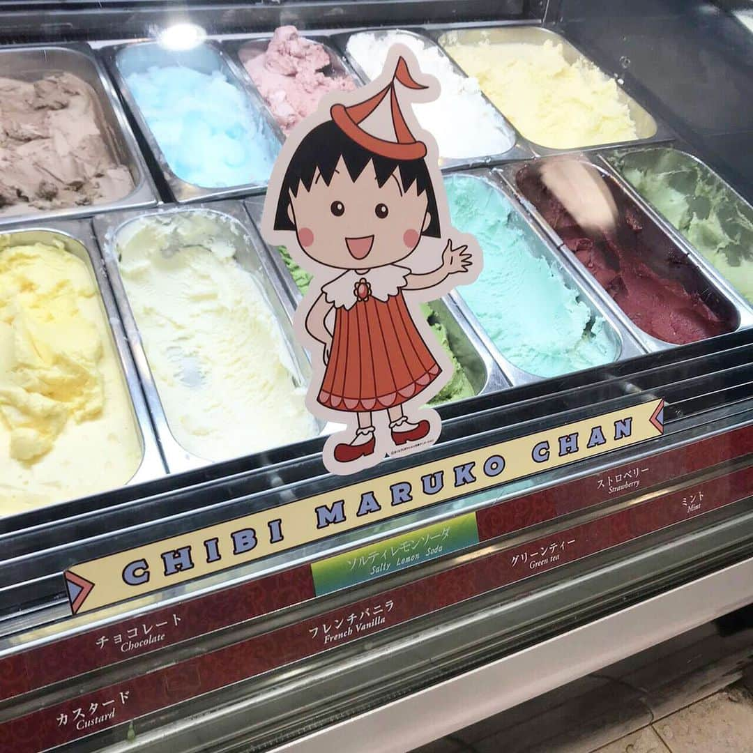 さくらももこスタッフさんのインスタグラム写真 - (さくらももこスタッフInstagram)「アイスクリームショップ「COLD STONE」店舗にて、ももいろクローバーZさんが歌う、アニメちびまる子ちゃんオープニング主題歌「おどるポンポコリン」とのコラボレーションアイスクリームを発売中です🍨﻿ メンバーの皆さんをそれぞれイメージしたアイスは、都内4店舗で食べられます(各店舗1種類)﻿ ﻿ スタッフはまる子をイメージしたアイスを食べ、オリジナルソングを歌ってもらい、ホクホクでした😍(まる子イメージは全店舗で食べられます)﻿ ﻿ 販売期間:2019.10.18(金)〜11.17(日)﻿ ﻿ 販売店舗﻿ ・「まるちゃんのプリン・ア・ラ・モード」全16店舗﻿ ・「かなこちゃんの赤いベリーベリースイーツ」池袋サンシャインシティALTA店限定﻿ ・「しおりんの黄色いストロベリーミルフィーユ」東京スカイツリータウン・ソラマチ店限定﻿ ・「あーりんの桃色フルーティーシュークリーム」渋谷マークシティ店限定﻿ ・「れにちゃんの紫ほっこりスイートポテト」ルミネエスト新宿店限定﻿ ﻿ #さくらももこ #ちびまる子ちゃん #コジコジ #GJ8マン #漫画 #アニメ #エッセイ #イラスト #コールドストーン #ももいろクローバーZ #コラボアイス #おどるポンポコリン ﻿ ﻿」11月8日 13時49分 - sakuramomoko_staff