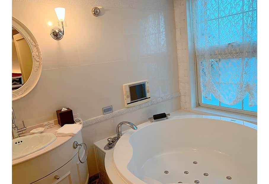 百合華さんのインスタグラム写真 - (百合華Instagram)「『神戸北野ホテル』には様々なタイプのお部屋があるみたいなんですが、今回は赤を基調としたエレガンスなお部屋に宿泊させていただきました✨﻿ ﻿ 大きめなお風呂にはジャグジーも付いててお風呂好きにとっては至福のバスタイムを味わえちゃいます🥰﻿ ﻿ 鍵もメルヘンチックでとっても可愛い💕﻿ ﻿ #神戸 ﻿ #北野 ﻿ #神戸北野ホテル ﻿ #kobekitanohotel ﻿ #赤レンガ ﻿ #オーベルジュ ﻿ #オーベルジュ協会 ﻿ #世界一の朝食 ﻿ #西洋風 ﻿ #ヨーロピアン ﻿ #エレガンス﻿ #客室﻿ #ジャグジー﻿ #ジャグジーバス ﻿ #ジャグジー付き客室﻿ #バスタイム﻿ #至福﻿ #鍵」11月8日 13時51分 - yurika.lovelily