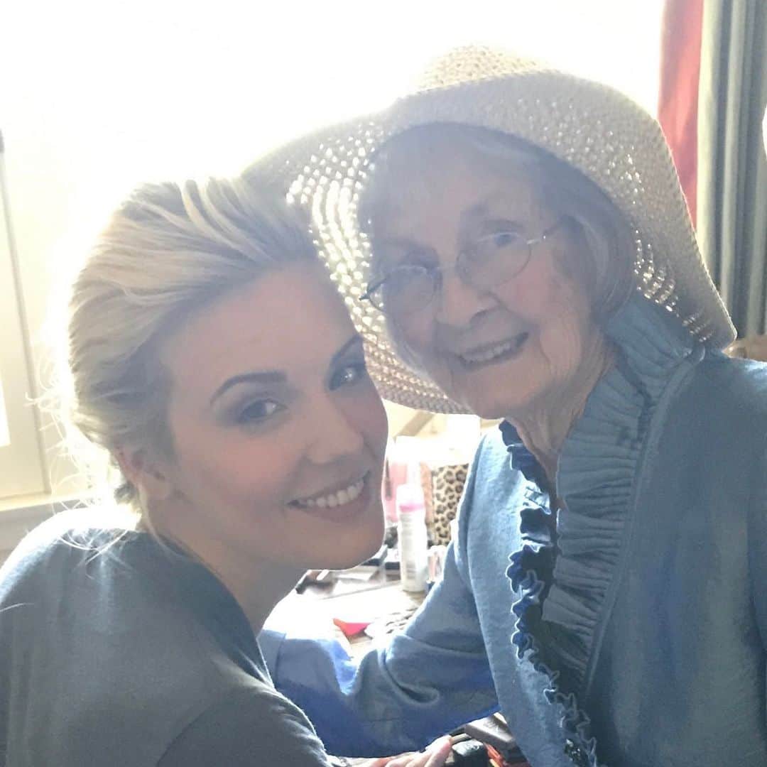 マギー・グレイスのインスタグラム：「Happy ✨90th✨ to my beautiful, tiny grandmother!」