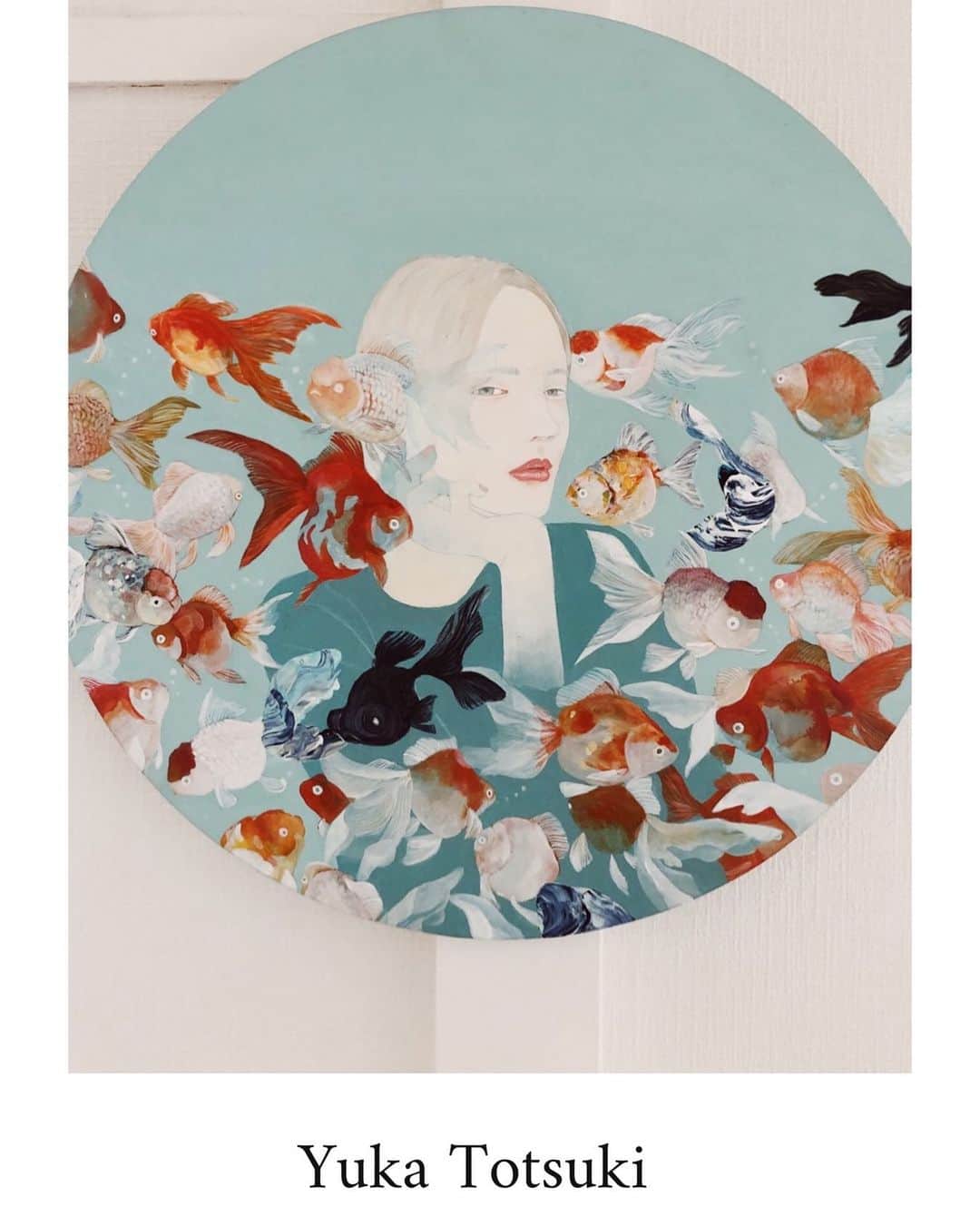 軍地彩弓さんのインスタグラム写真 - (軍地彩弓Instagram)「大阪のUNKNOWN ASIA展で一目惚れして購入した兎月結花さんの作品がうちにやってきました。 儚くて、揺らぎのある女の子。金魚の水槽越しの美しさ。 ふわふわしていて、寒色に浮かぶ女性と、鮮やかな金魚の暖色のバランスが素敵。  ブランドバッグ一個買うより、なんか今は絵を買いたい気分です。  はあ、癒されるう。💎💎💎💎🦋🦋🦋 @totsuki_yuca  #兎月結花  #絵を買いたい  #girl  #art #illustration #illustrator  #unknownasia  #unknownasia2019」11月8日 13時55分 - sayumi7
