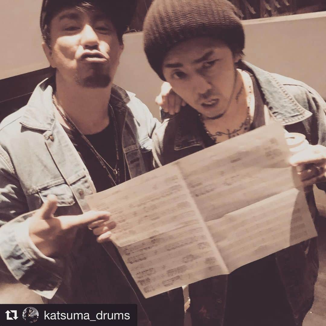 GOさんのインスタグラム写真 - (GOInstagram)「かつまー🥁  久しぶりのcoldrain どこかのインタビューにも書いたけど、この場所に立つには並々ならぬ覚悟と努力、そして圧倒的なスキルがあってこそ  俺のステージを見たあの時の少年が数十年経って今度は世界中のロックファンを震わせてる  いつもあほな話しばっかしてるけどステージで、今では俺の心まで踊らせるすげー男に  言葉に詰まるね  夢の体現者  最高だったぞ🤘  #coldrain #katsuma #drums #drummer #計らずも #アンサンブルの #授業で #play #中 #笑 #score #服も #被り #中 #🤘 #sads #sads」11月8日 14時00分 - go_sads