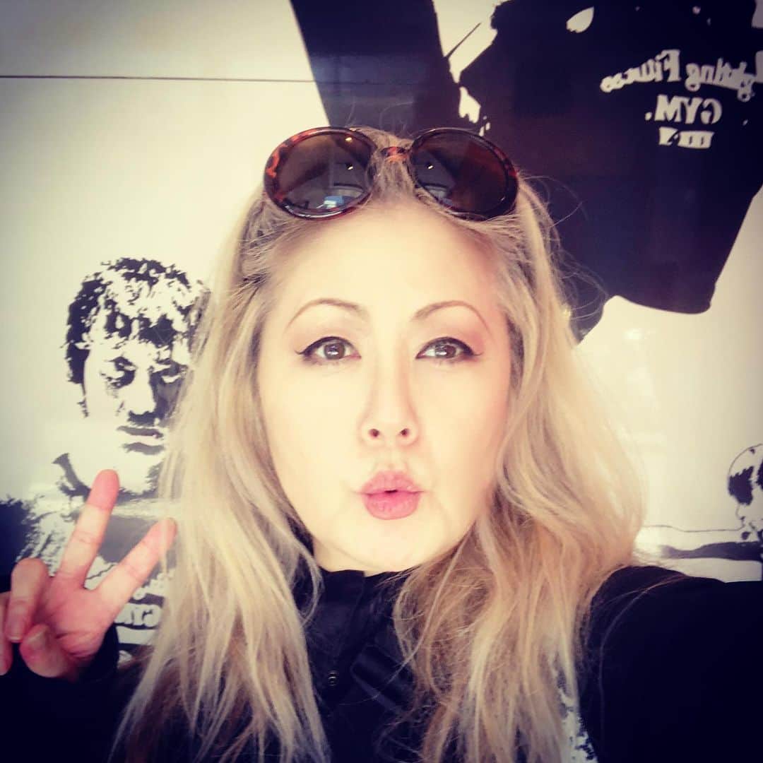のインスタグラム：「GYM90分💪 汗かいたわぁ💦  今日はたくさん歩いたしぃ🚶‍♀️ 散歩してると いろ〜んな景色に出会う。  古い日本家屋の お庭の広い家の 剪定がちゃんとなされた樹々。  あら？ 可愛いお店。 オーガニックな フードに思わずイン。 生クリームも バターも使わない キッシュ❣️ ブルーチーズと ジャガイモのキッシュを 買って、他にも フムス、サラダをテイクアウト。  オーガニックワインもあるある。 これは女子会向きなり。  神社も七五三⛩ そんな時期ね〜と 季節が超いいので 幾らでも歩ける 「今」でした。  #20191108 #fightingfitnessgym  #radiotakasaki  #1205名古屋bluenote #1206大阪billboard #詳細はオフィシャルサイトpersonznet #personz  #jillpersonz @jillpersonz」