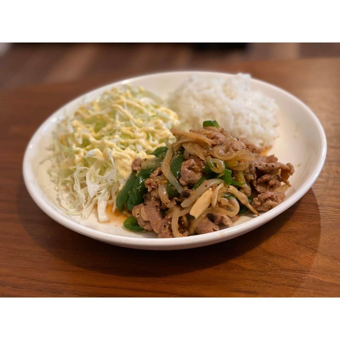 のインスタグラム：「豚の生姜焼きプレート  #朝陽飯　#アサヒ飯　#豚肉　#🐷 #pork #gingerpork #肩ロース　#ピーマン　#玉ねぎ　#生姜 #生姜焼きにマヨネーズは欠かせない」