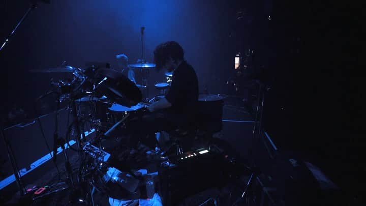 のインスタグラム：「THE SIDE EFFECTS TOURは振替の仙台を残してはいるけど昨日でひと段落。  しかーーーし！！ 来週は初の中国ツアー🇨🇳 帰国翌日は清春さんのライブでドラムを叩き、来月頭はDuranのライブで叩きます。  引き続き精進！！ 🎥 @dajoeberlei」