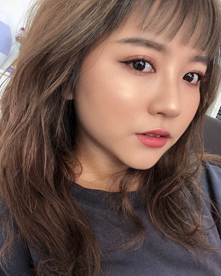 のインスタグラム：「前髪切ってからメイクも新鮮で楽しい🥺🍂❄️ ㅤㅤㅤㅤㅤㅤㅤㅤㅤㅤㅤㅤㅤ #instagram  #liquidlipstick  #japan  #メイク  #YouTube  #cosmetics #love #me #makeup  #fashion #メイク動画  #メイク #コスメ #オン眉 #shii_hair🌹」