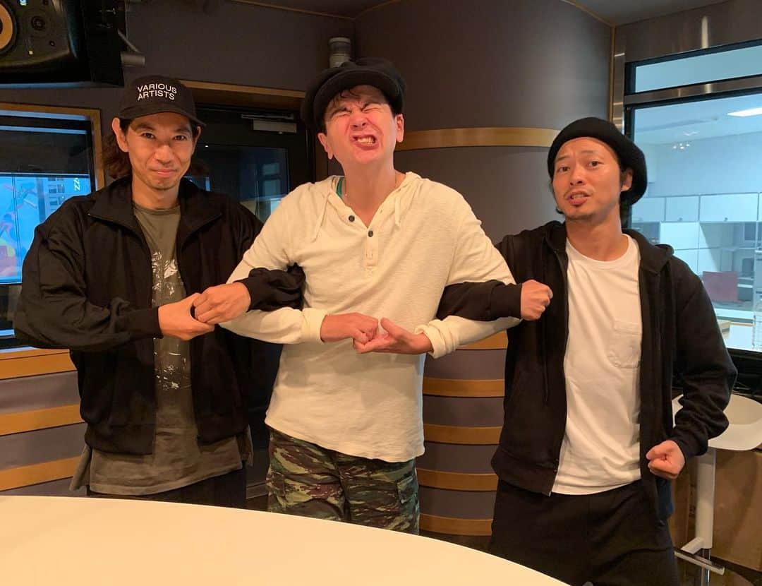 のインスタグラム：「Hey There Georgy George!! マンスリーゲストTHE BACK HORNから山田将司さんと松田晋二さん登場！  今週のテーマは「ニューアルバム」！ 先日、ニューアルバム「カルペ・ディエム」をリリースされたという事でアルバムについて語り尽くしました！  タイトルの「カルペ・ディエム」はラテン語で「今を掴め！」常に「今」を大事にしているTHE BACK HORNらしいタイトル！！ 写真は収録曲の「鎖」を表現！笑  #ジョージとシャウラ #interfm897 #thebackhorn」
