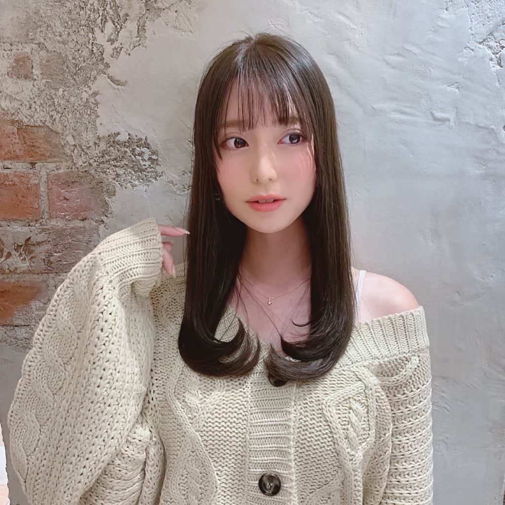 堀尾実咲のインスタグラム：「@afloat_ruvua_color にてカットカラートリートメントして頂きました✂︎‬ ‪担当は古川さん( @chanshin1103 )👯‍♀️‬ ‪今回も前回気に入ったイルミナカラーのスターダスト⭐︎‬ ‪この色がほんとにだいすき🥰‬ ‪スタッフさん方皆さん明るくてとっても素敵なサロンです✨‬ #美容院 #サロン #afloat #カット #カラー #トリートメント #イルミナカラー #スターダスト」