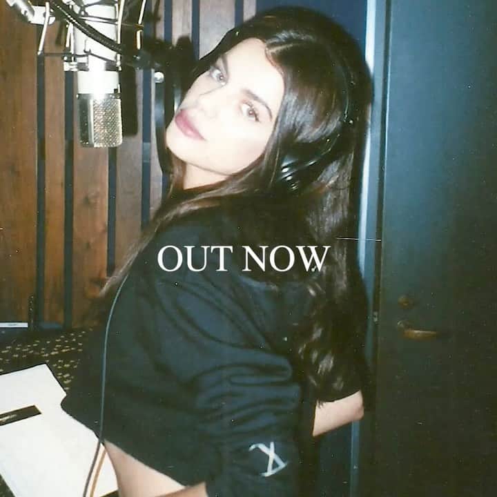 ソニア・ベン・アンマーのインスタグラム：「My first EP is OUT!!!!! So. Many. Emotions. I don’t even know where to start. I put my sweat, tears & soul into these songs. I hope my vulnerability shines through and it makes you feel. These songs are yours 🥺 Thank you for supporting me I am eternally grateful. Thank you to my team & especially @daheala for helping me find myself 🖤 p.s this song is “I don’t know”」