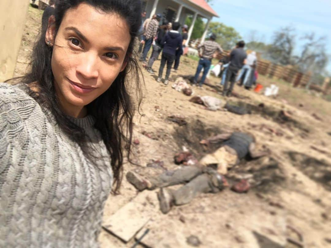 ダナイ・ガルシアさんのインスタグラム写真 - (ダナイ・ガルシアInstagram)「My tbt is dedicating to Luciana (behind the scenes pic) from season 5!!!! @feartwd  The group of people in the back were talking about explosions.  Can you guess what episode was? 😂😂 🔥🔥👑🌼#queen  #workflow #danaygarcia @amc_tv #growth #dummies #quotestoliveby #universeonmyside #tvshows #amc #comiccon #luciana #luci #fearthewalkingdead #twd #magic  Never forget the magic 🎊💥🎉👑」11月8日 14時37分 - danaygarcia1