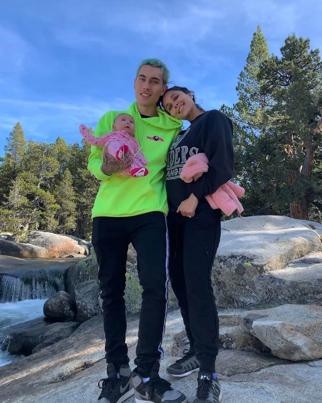 Tianna Gregoryさんのインスタグラム写真 - (Tianna GregoryInstagram)「First Family trip to Lake Tahoe was amazing besides getting sick. Shadow loved getting to meet everyone and going on her first hike 💕💕」11月8日 6時00分 - tiannag