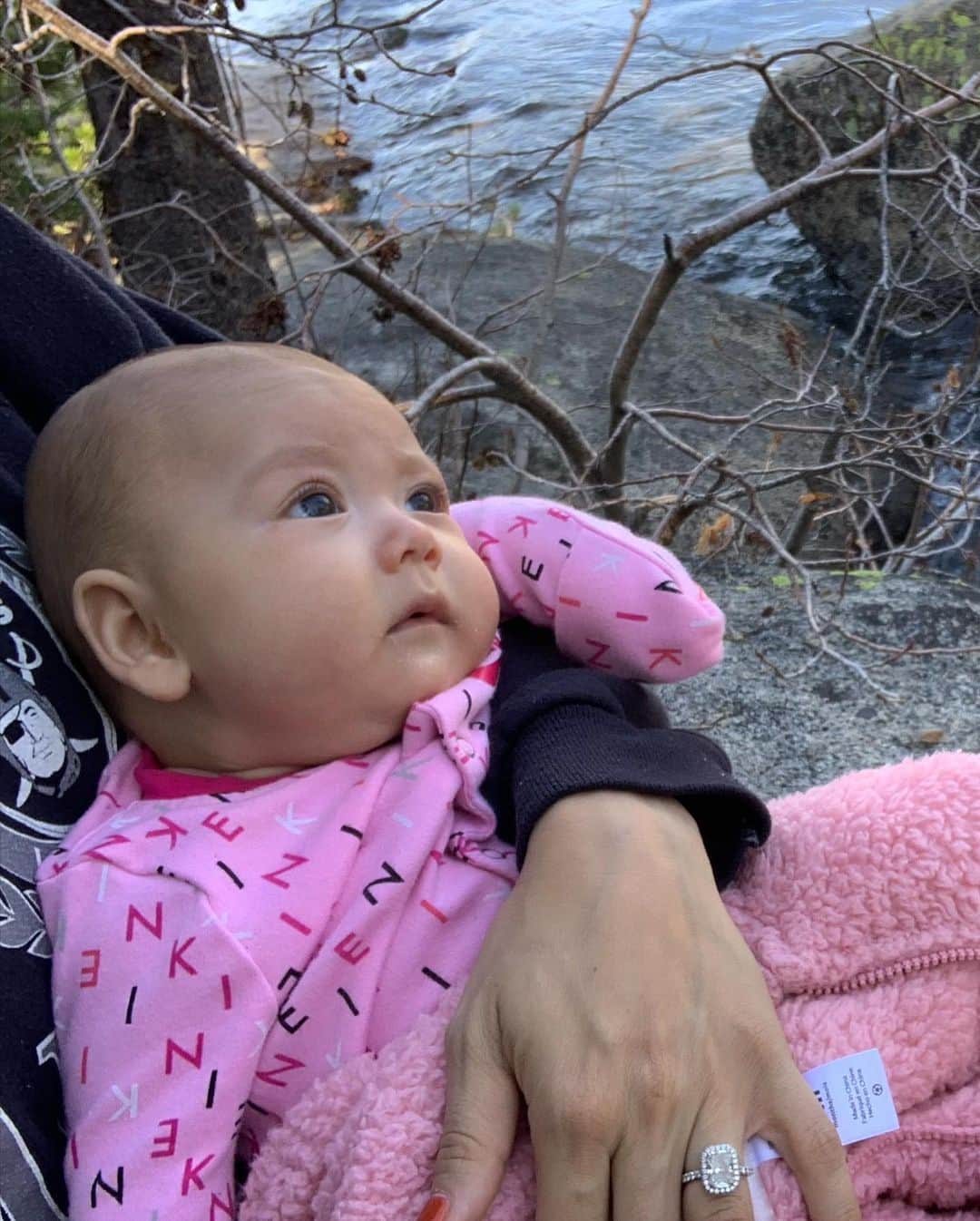 Tianna Gregoryさんのインスタグラム写真 - (Tianna GregoryInstagram)「First Family trip to Lake Tahoe was amazing besides getting sick. Shadow loved getting to meet everyone and going on her first hike 💕💕」11月8日 6時00分 - tiannag