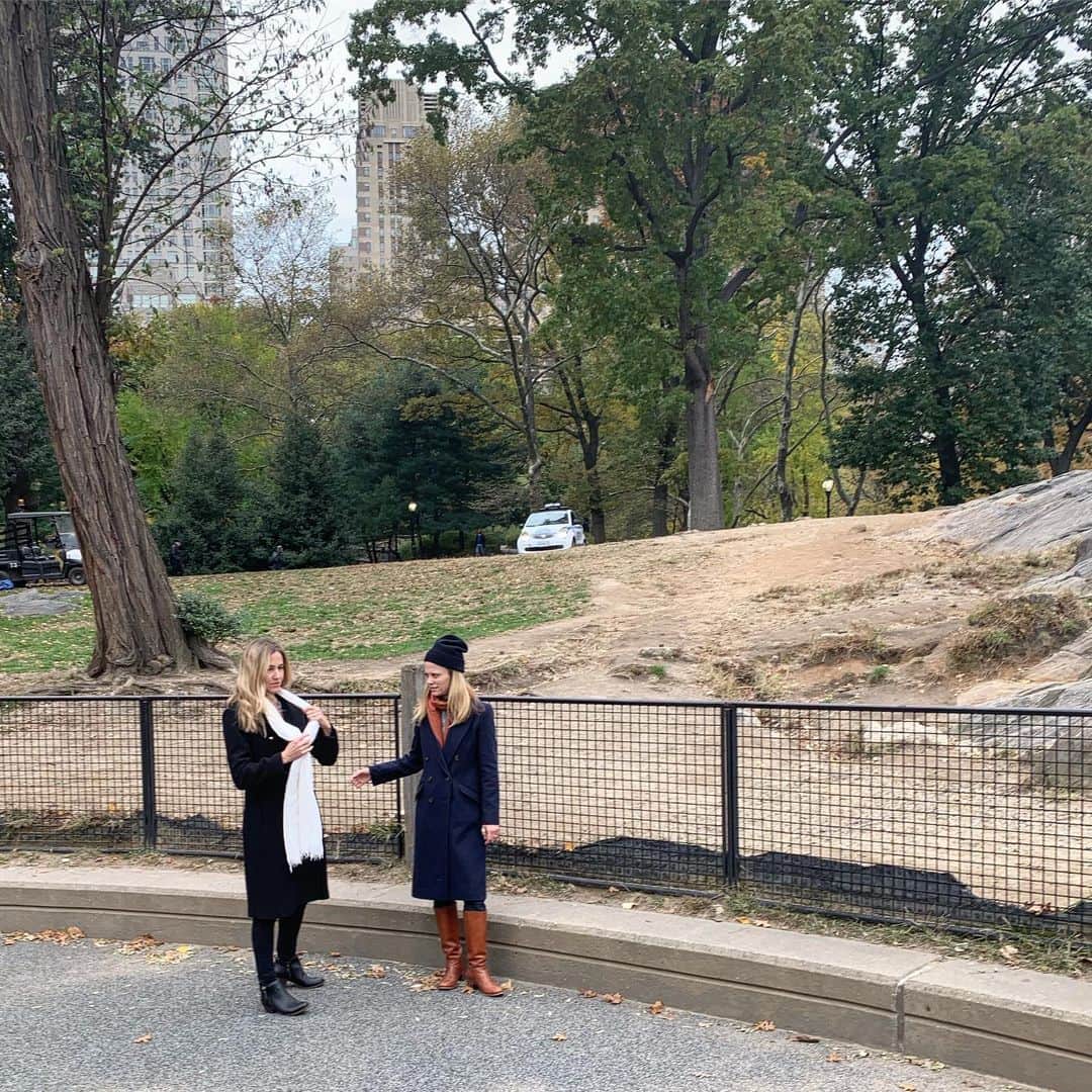 クレア・コフィーのインスタグラム：「#autumninnewyork with @atomicmoms, captured by Cal」