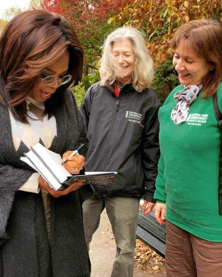 オプラ・ウィンフリーのインスタグラム：「This just happened to me in Central Park! It made me so happy to share my next @oprahsbookclub pick, “Olive, Again.” Janet and Fern, I’ll be calling you in two weeks! #ReadWithUs」