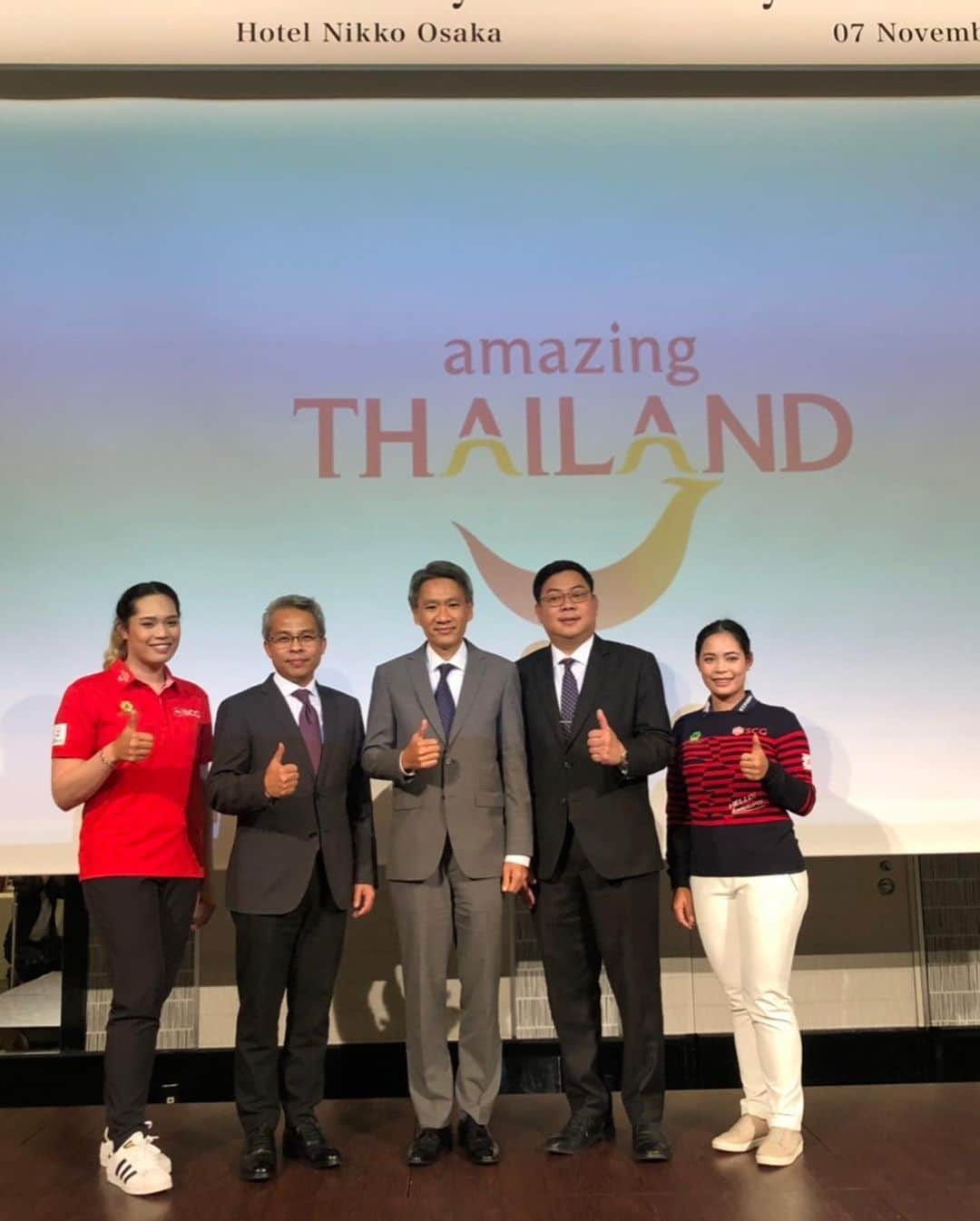 モリヤ・ジュタヌガーンさんのインスタグラム写真 - (モリヤ・ジュタヌガーンInstagram)「เราสองคนได้รับเกียรติให้ไปพูดคุยกับสื่อญี่ปุ่นในงาน Thailand Golf Paradise Press Conference 2019 ที่เมืองโอซาก้าประเทศญี่ปุ่นค่ะ เราได้พูดคุยเชิญชวนให้คนมาเที่ยวประเทศไทยเยอะขึ้น รวมถึงมาตีกอล์ฟในไทยมากขึ้นค่ะ  เราได้พูดถึงอาหารไทย แล้วโมกับเมก็ได้โชว์ทำส้มตำด้วย เค้าบอกอร่อยกันนะคะ 5555  ก่อนอื่นเลยต้องขอขอบคุณ ท่านชาญยุทธ เศวตสุวรรณ ผู้อำนวยการ ททท.สำนักงานโอซาก้า และทีมงานที่ต้อนรับเราสองคนเป็นอย่างดี สื่อญี่ปุ่นมาร่วมงานและสนใจในประเทศไทยสูงมากๆค่ะ สุดท้ายนี้ขอบคุณททท. ที่ไว้ใจและเชื่อในตัวเราสองคนให้เป็นทูตการท่องเที่ยวเชิงกีฬา ภูมิใจทุกครั้งที่มีโลโก้คำว่า AmazingThailand อยู่บนเสื้อของเราค่ะ #AmazingThailand #momoriya」11月8日 6時17分 - mo_moriya