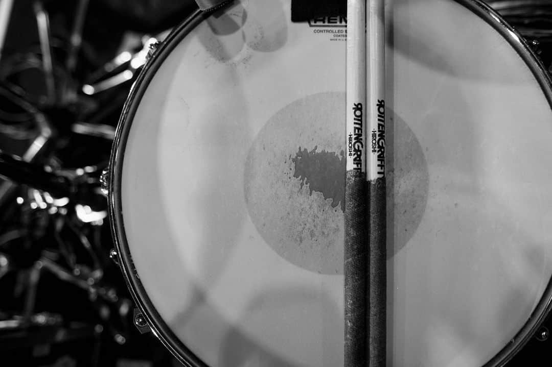 HIROSHIのインスタグラム：「宜しくお願いします! ⚡ROTTENGRAFFTY HIROSHI Signature Stick⚡ TAMA Drumsから新しく発売したHIROSHIモデル(H-RGH)の本人によるコメント動画を公開!!ぜひチェックしてみてください!! tama.com/jp/products/de… youtube.com/watch?v=lejhl3… #ROTTENGRAFFTY #officialtamadrums」
