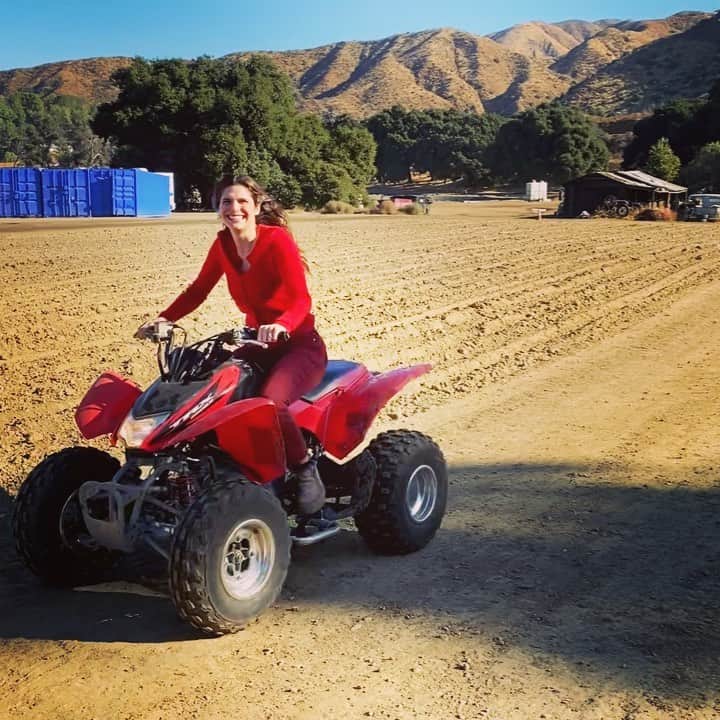 レイク・ベルのインスタグラム：「@blessthismesstv COMING IN HOT! @abcnetwork wants to keeps us around a bit longer. Yeehaw! 6 episode back order! 💋💋💋💋💋💋💋💋💋💋💋💋」