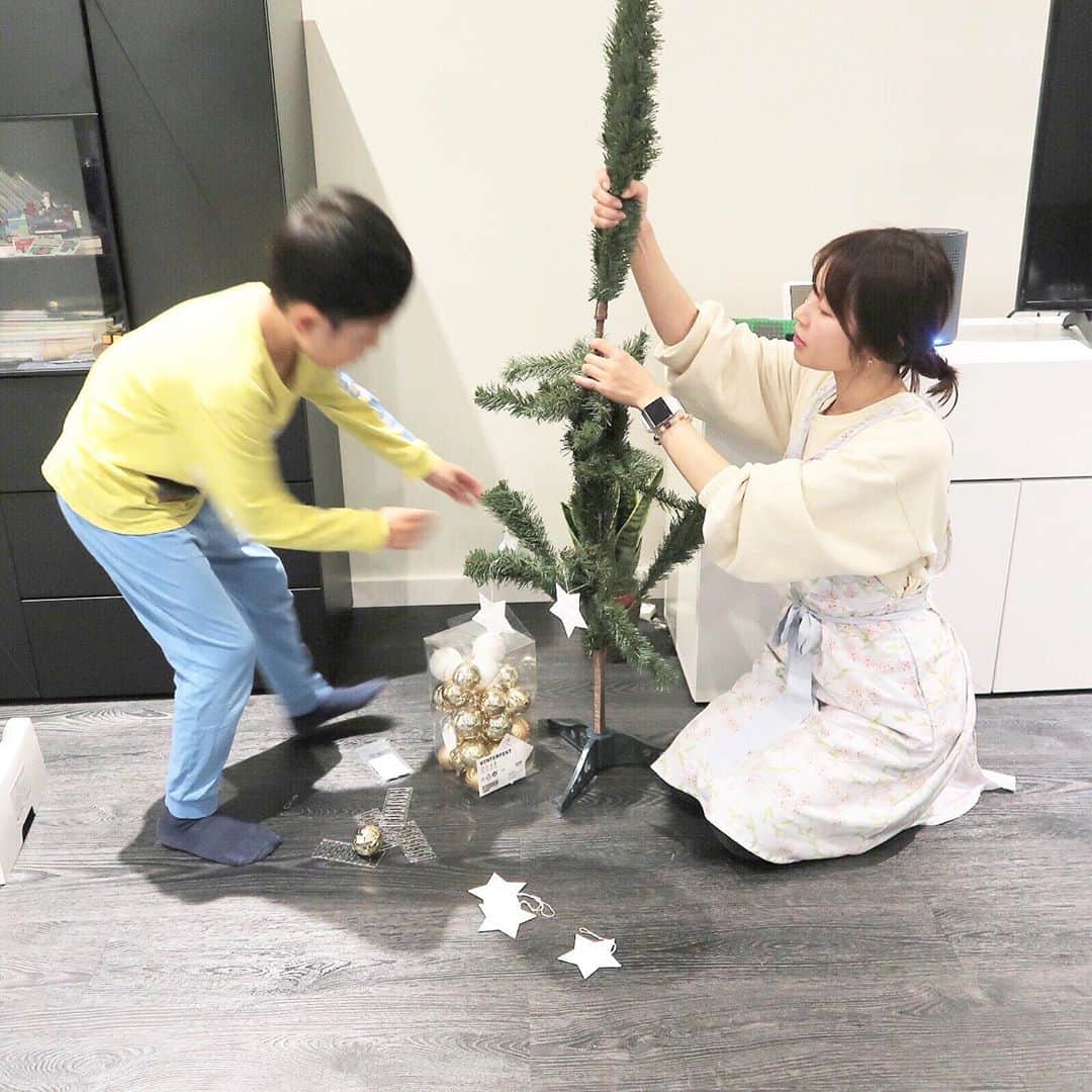 権田裕美さんのインスタグラム写真 - (権田裕美Instagram)「. ハロウィンが終わったと思ったら 街中がクリスマスムードに🎄❤️ . . 我が家でもIKEAで買ったクリスマスツリーを 飾ってみました♪ 動画を載せましたが、 枝がワイヤーで出来てるので、 シーズンオフにはコンパクトに収納できそうです♪ . 本当は音声ありで載せたかったくらい楽しかった(笑)」11月8日 6時33分 - yumigonda