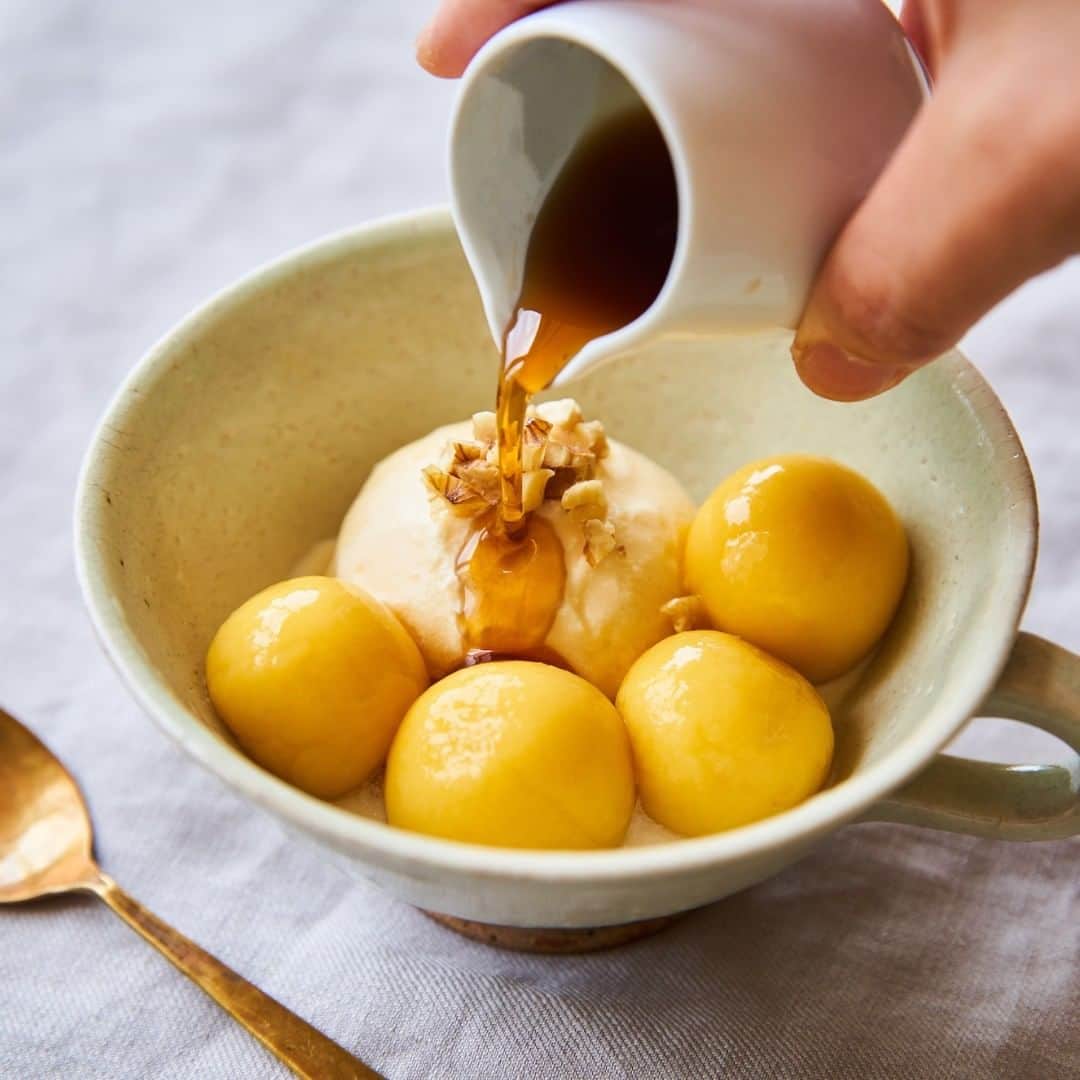 のインスタグラム：「. シンプルで、意外と簡単♪素朴でほっとする【和菓子＆和スイーツ】レシピ . ─────────────────── キナリノアプリでは素敵な情報とアイテムを、 毎日お届けします。 →ダウンロードはプロフィールリンクから ─────────────────── . ▶︎こちらの記事はキナリノアプリのトップページで掲載中です。 . 華やかな洋菓子に比べて、素朴な印象の和菓子。味も甘さも優しくシンプルで、子供からお年寄りまで世代問わず日本人に愛されていますよね。そこで、お団子、大福、おまんじゅうなどの日常的に食べたい定番の和菓子＆和スイーツレシピを集めてみました♪ 画像は、ふたりごはん(@misa_enomoto)さんより。 . こちらの記事では、素朴でほっとする和のおやつをご紹介しています。 https://kinarino.jp/cat4/37465 . #おやつ #手作りおやつ #手作り和菓子 #和菓子 #スイーツ #和スイーツ #白玉 #団子 #sweets #recipe #instafood #丁寧な暮らし #暮らし #キナリノ」