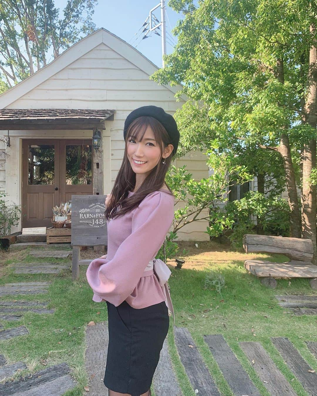 美波千夏さんのインスタグラム写真 - (美波千夏Instagram)「11/7から発売になった @miia_official の褒められニットを着てみたよ💓 秋冬服ってどうしてももたつきやすいんだけど、褒められニットはラインが綺麗だから着痩せして見える🥺❤️リボンがこれまた可愛い💓 . . #miia #褒められニット #ootd #冬コーデ #秋コーデ #ピンク #pink」11月8日 7時06分 - chinatsu_minami