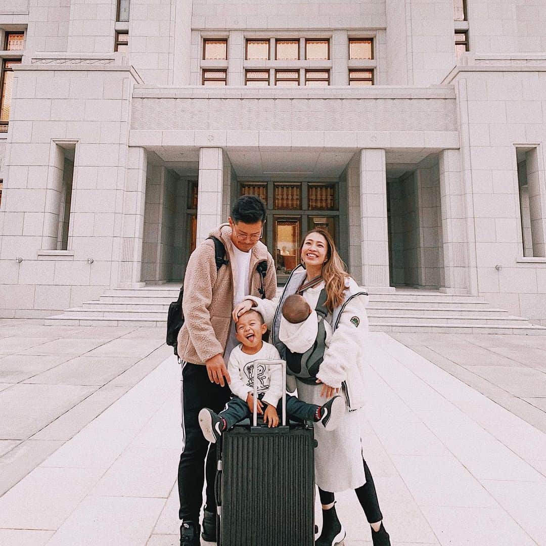 -LIFE IS FUN-さんのインスタグラム写真 - (-LIFE IS FUN-Instagram)「⋒ 念願の😭💕💕💕 とにかく最高でしかなかった 定期的に来ると決めた！👨‍👩‍👦‍👦🌈 #temple #familyphoto」11月8日 7時07分 - kiyoko1207