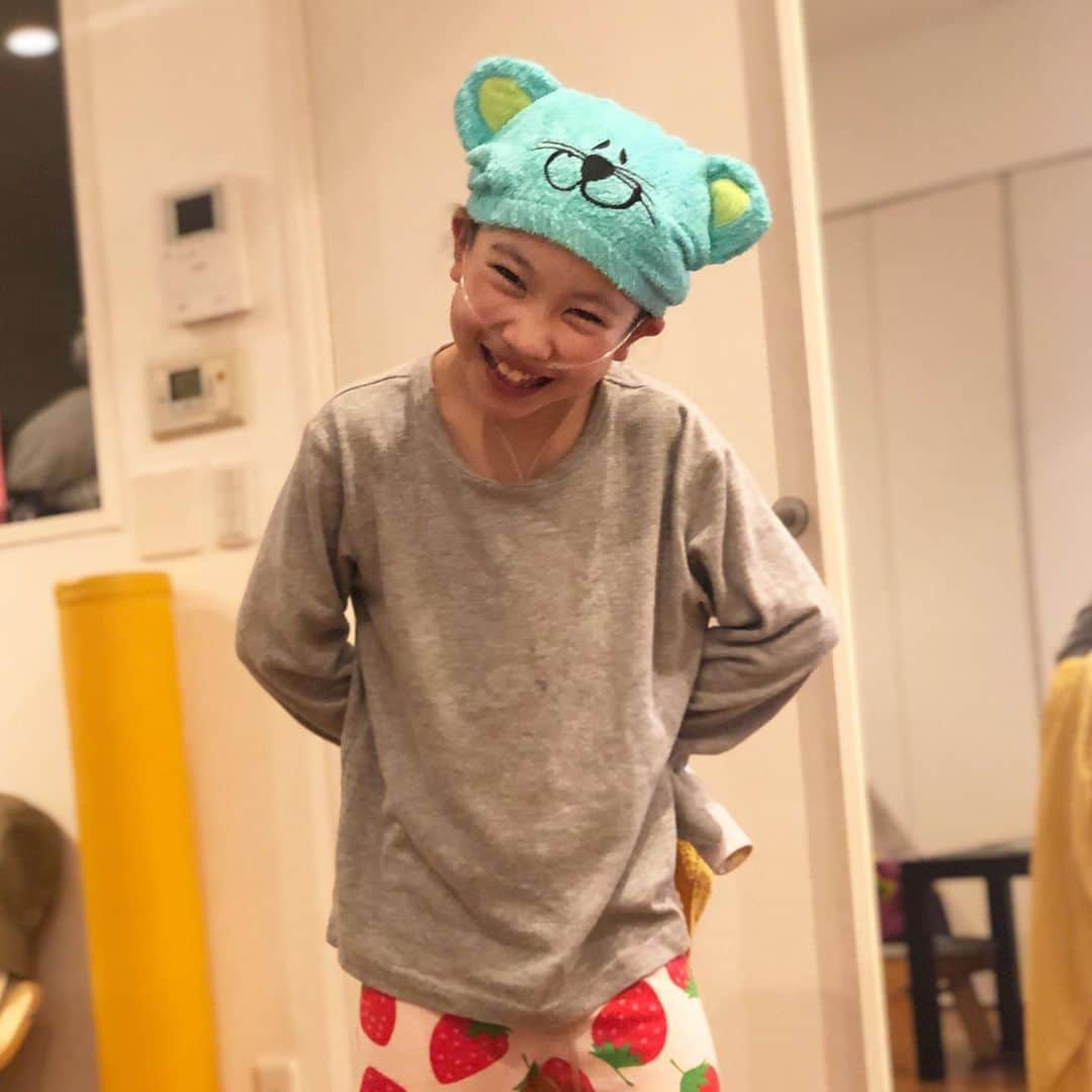のインスタグラム：「おはようございます。  夜のテンションの高さ🍓 この瞬間は、そりゃ楽しんじゃうけど 朝になると後悔するパターンね😹 #起きれない朝 #はしゃぎすぎた夜 #後悔するパターン #そっちのパティーン #milka」