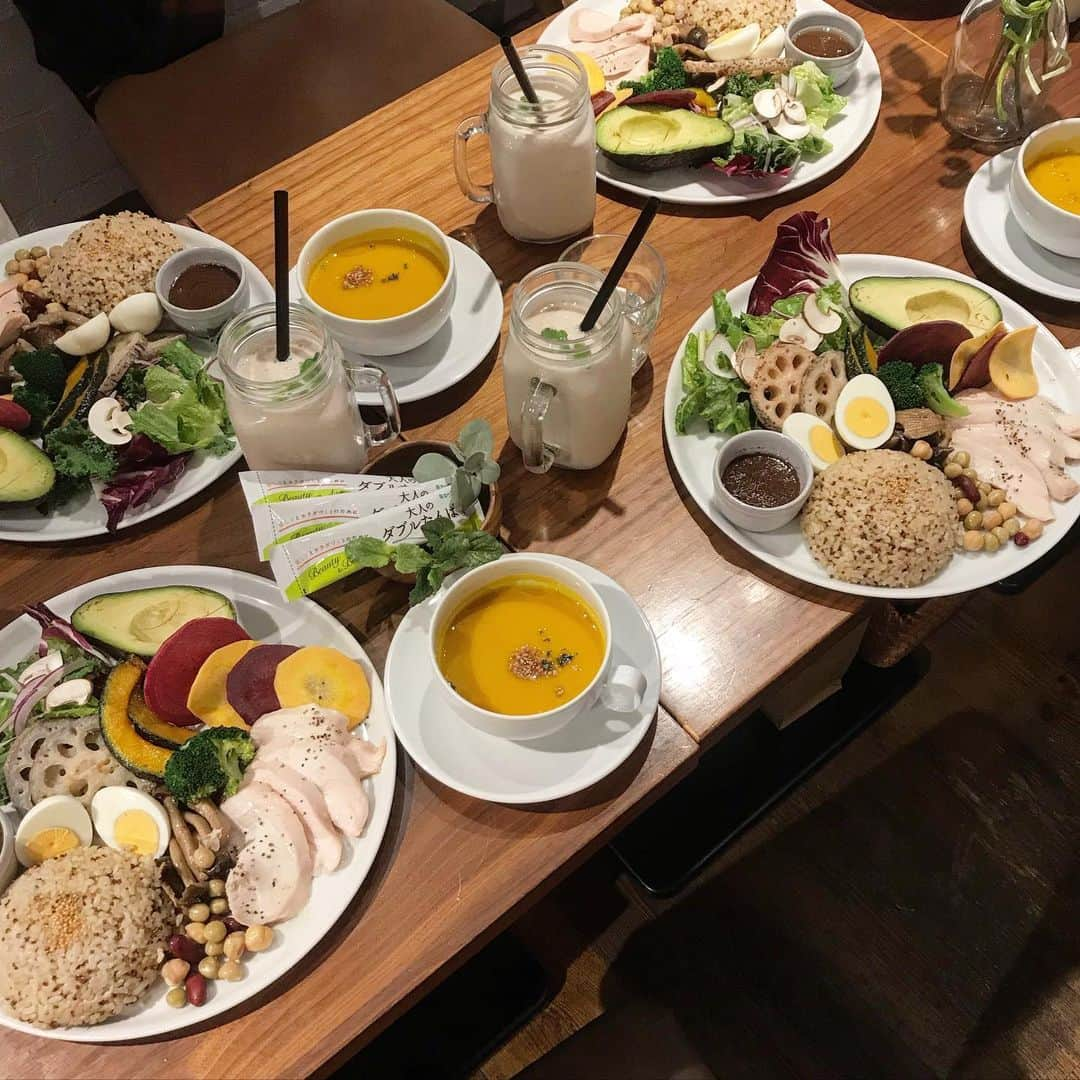 長谷川あやさんのインスタグラム写真 - (長谷川あやInstagram)「🥗🥗🥗#ダブルたんぱく @mr.farmer_  #PR #たんぱく質 @yumicorebody #プロテイン #プロテイン女子 #美body #美ボディ#インナーマッスル #くびれ ・ ・ ・ 見て見て👀‼️ このボリュームたっぷり 健康そうなメニュー‼️‼️‼️ ・ 【#キューサイ #大人のダブルたんぱく】の イベントに参加してきました💁‍♀️💡﻿ ・ 今回のイベントでは 一足お先にメニューを試食させていただき 姿勢改善コアトレーナーの村田友美子さんや Mr.FARMER オーナーシェフ渡邉明さんの トークショーもあったりと 普段のケアの重要性や綺麗な体作りには 『ダブルたんぱく』が必要なことも分かり とても勉強になりました✏️✨ ・ このメニューはMr.FARMERでの期間限定メニューで ダブルたんぱくを一緒に摂れるもの😍‼️ このボリュームを家庭でとるのは なかなかむずかしそうなので嬉しいメニュー✨ ・ キューサイ の「大人のダブルたんぱく」を使った ファイバーホワイト（スムージー）と パンプキンスープも癖がなく とっても美味しかったです💛 ・ 2019年11月7日～2019年12月6日 Mr.FARMER表参道本店 🥦新宿ミロード店 🥦駒沢オリンピック公園店 🥦東京ミッドタウン日比谷店 ・ ぜひチェックしてみてください😋💭」11月8日 7時10分 - ayasuke_0516