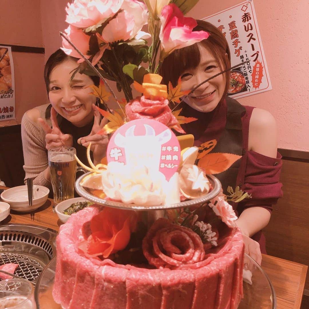 菊地亜美さんのインスタグラム写真 - (菊地亜美Instagram)「. おはようございます🌞 朝から濃い人たちの写真を。 いつかのバビてじせりあみ👩🏻‍🦱 2ヶ月前の私の誕生日を祝ってくれたのでもちろん自分のお祝いと気づかず。笑 ありがとうございます🥰 赤身オンリーケーキ最高🥩 今日も頑張りましょう😋」11月8日 7時15分 - amikikuchi0905