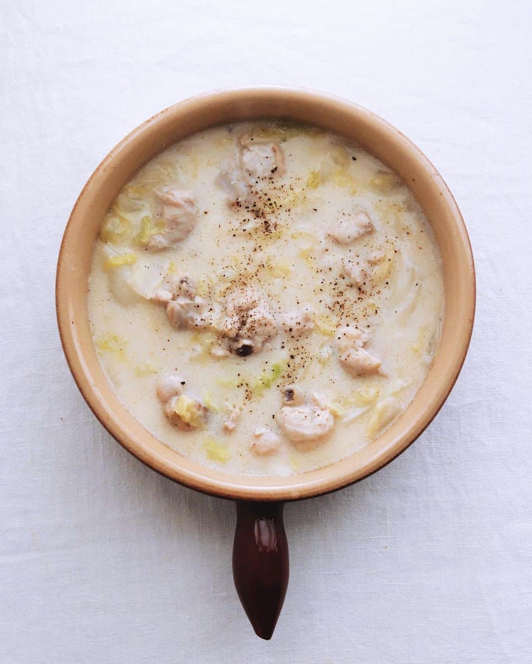 のインスタグラム：「creamy chicken soup . 鶏と白菜のミルク煮、 優しい味の冬の定番。 . . #鶏肉と白菜のクリーム煮 #ホワイトシチュー #優しい味 #ミルク煮 #whitestew #creamychickensoup」