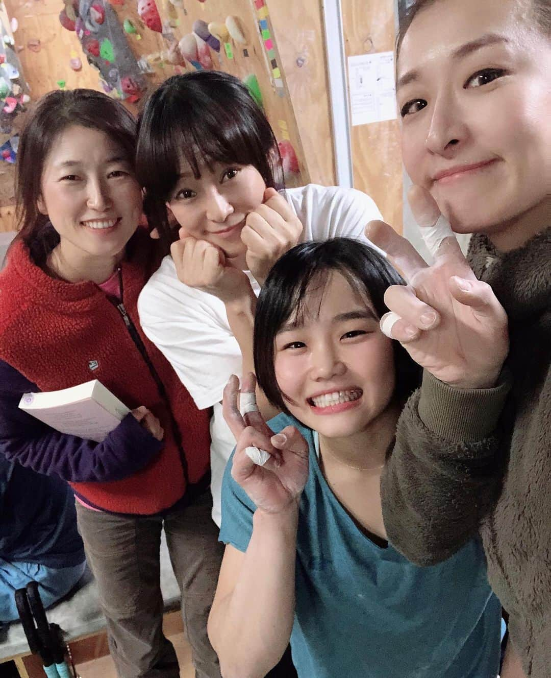 小武芽生さんのインスタグラム写真 - (小武芽生Instagram)「New friends,city,climbing style, food... I’m very much sure I had a great time at my first visiting in Korea🇰🇷❣️ 감사합니다🙏 #drytooling #climbing #毎日筋肉痛」11月8日 7時48分 - mei_kotake