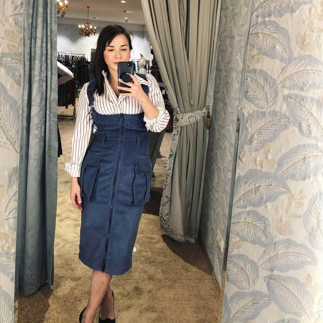 レイチェル・クーさんのインスタグラム写真 - (レイチェル・クーInstagram)「V I E N N A 🇦🇹 Day 1. Work trip to one my much loved European cities.  Played dress up at my favourite Austrian designer @lenahoschek and got to pick out some outfits (gifted) for my events. 👗 Quick bite at Trześniewski for some local open sandwiches.🍞🧀🥚 Booksigning @thalia_buchhandlungen_at followed by dinner at a Viennese institution, Plachutta. This restaurant specialises in a nose to tail approach to eating beef. Beef broth with thinly sliced pancakes, bone marrow on rye toast, slow cooked cuts of beef (tongue, short rib, shoulder). Meal finished with the lightest fluffiest Viennese ‘soufflé’. 💨 Vielen dank @annaburghardt for the brilliant food tips, @roughcutbird and Susanna for the great dinner company. 😴 Now rolling to bed. Schlaf gut! . . . . . . . . . #rachelkhoo #khootravels #vienna #lenahoschek #lenahoschektradition #plachutta #vienna #austria #trześniewski」11月8日 7時43分 - rachelkhooks