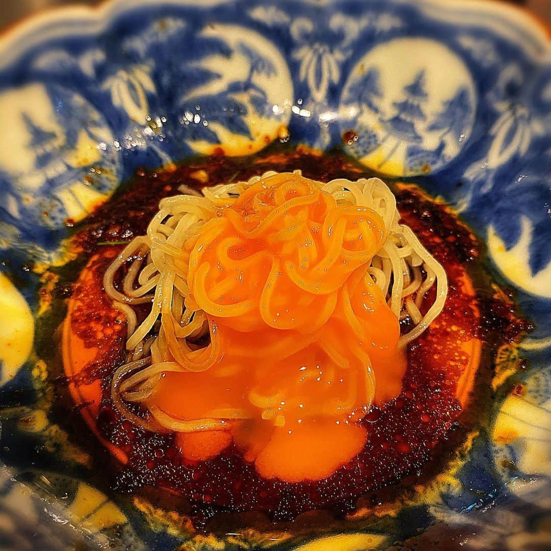 堀江貴文さんのインスタグラム写真 - (堀江貴文Instagram)「#wagyu #wagyumafia #美味しくないわけがない #chinesenoodle #よだれ鶏ならぬよだれ牛の後に中華麺を投入して卵黄をかけた  #六本木虎峰 #虎峰xWAGYUMAFIAコラボレーションイベント」11月8日 7時52分 - takapon_jp