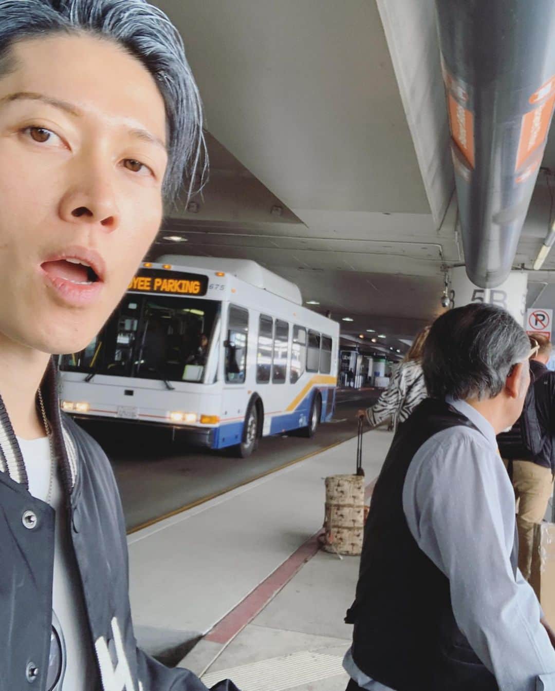 雅-MIYAVI-さんのインスタグラム写真 - (雅-MIYAVI-Instagram)「Successfully wrapped up the bullet trip to LA in the mid of the ASIA tour ✈️ What a pleasure to perform at such an important event with people who make a strong bridge between the U.S. and Japan. Thank you so much for inviting us @usjapancouncil and Mrs.Kaifu from @japanhousela who contacted me to offer us a moment to play at this event. Also, big appreciation to @americanair Japan & US team. You guys made this trip really happen and it went freakin smooth just like silk. Srsly, without your support, I would’ve fallen asleep onstage. LOL (Arrived at the hotel at 2PM and hit the stage at 6PM 😵) Really proud of being an ambassador of your team. Thank you, I’ll do my best!!!! 💪🏻And of course the MIYAVI US tour crew @miyavi_staff did an amazing job onstage as always. Was also such a great reunion after the EU tour! Deeply hope the relationship between the U.S. and Japan develops even stronger, bonds tight and proceeds to do lots of great things for the entire world with some of the leading countries. 🙏🏻🌎🌏🌍 Thank you. アジアツアーからのロサンゼルス弾丸ツアー、無事に遂行することができました！！日米の架け橋となる様々な方々が集まるこの場所で演奏することができ、光栄でした。お声がけくださったジャパンハウス海部館長をはじめ、US-JAPAN Counsil チームのみなさん、ありがとうございました！！そして今回の旅を最高のものにしてくれた日米のアメリカン・エアラインチームにも感謝します。(あなたたちのサービスがなければ、ステージで寝ていたかもしれません！😂）もちろん、MIYAVI US クルーも頑張ってくれました。いつもありがとう！僕たちのパフォーマンスがこれからの日米交流の発展に少しでも貢献できたなら幸いです。🙌🏻🙌🏻😃🇺🇸🤝🇯🇵 #USJCAC  #JapanHouse #AmeicanAirlines #アメリカン航空 #America #US #Japan #MIYAVI」11月8日 8時16分 - miyavi_ishihara