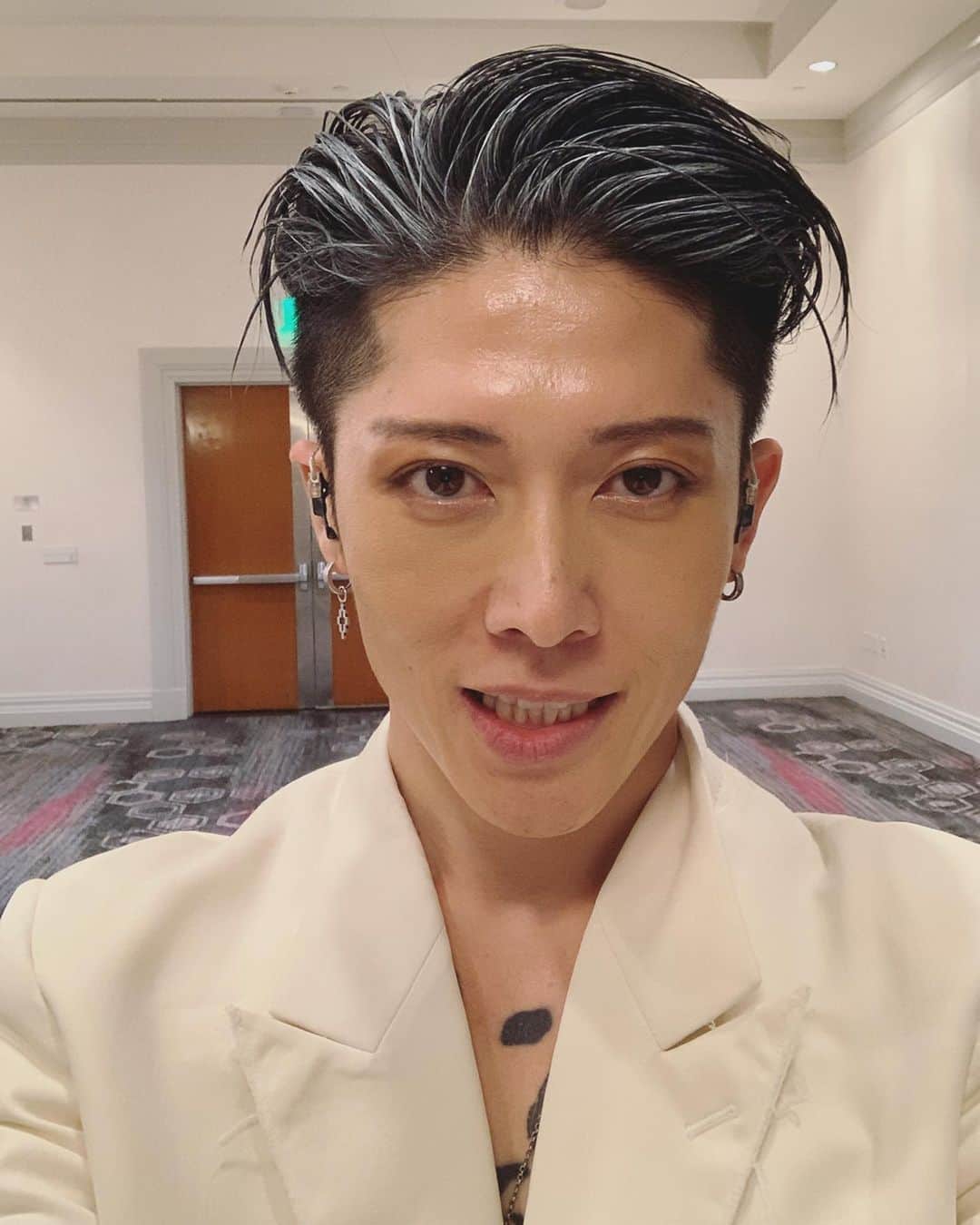 雅-MIYAVI-さんのインスタグラム写真 - (雅-MIYAVI-Instagram)「Successfully wrapped up the bullet trip to LA in the mid of the ASIA tour ✈️ What a pleasure to perform at such an important event with people who make a strong bridge between the U.S. and Japan. Thank you so much for inviting us @usjapancouncil and Mrs.Kaifu from @japanhousela who contacted me to offer us a moment to play at this event. Also, big appreciation to @americanair Japan & US team. You guys made this trip really happen and it went freakin smooth just like silk. Srsly, without your support, I would’ve fallen asleep onstage. LOL (Arrived at the hotel at 2PM and hit the stage at 6PM 😵) Really proud of being an ambassador of your team. Thank you, I’ll do my best!!!! 💪🏻And of course the MIYAVI US tour crew @miyavi_staff did an amazing job onstage as always. Was also such a great reunion after the EU tour! Deeply hope the relationship between the U.S. and Japan develops even stronger, bonds tight and proceeds to do lots of great things for the entire world with some of the leading countries. 🙏🏻🌎🌏🌍 Thank you. アジアツアーからのロサンゼルス弾丸ツアー、無事に遂行することができました！！日米の架け橋となる様々な方々が集まるこの場所で演奏することができ、光栄でした。お声がけくださったジャパンハウス海部館長をはじめ、US-JAPAN Counsil チームのみなさん、ありがとうございました！！そして今回の旅を最高のものにしてくれた日米のアメリカン・エアラインチームにも感謝します。(あなたたちのサービスがなければ、ステージで寝ていたかもしれません！😂）もちろん、MIYAVI US クルーも頑張ってくれました。いつもありがとう！僕たちのパフォーマンスがこれからの日米交流の発展に少しでも貢献できたなら幸いです。🙌🏻🙌🏻😃🇺🇸🤝🇯🇵 #USJCAC  #JapanHouse #AmeicanAirlines #アメリカン航空 #America #US #Japan #MIYAVI」11月8日 8時16分 - miyavi_ishihara
