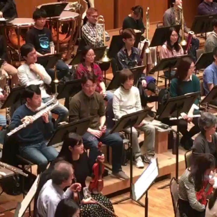 藤岡幸夫のインスタグラム：「バスフルート‼️ 伊福部昭の「サロメ」の７つのヴェールの踊りの冒頭。アルトフルートの指定だがあえてバスフルートを使用‼️天国の伊福部先生もこの禁じ手を許してくださるはず。 11/9シティフィル定期。めったに聴けないバスフルートの妖しくも美しい響きを堪能して欲しい‼️ U20 1000円　U30 2000円‼️ シティフィル 03 5624 4002」