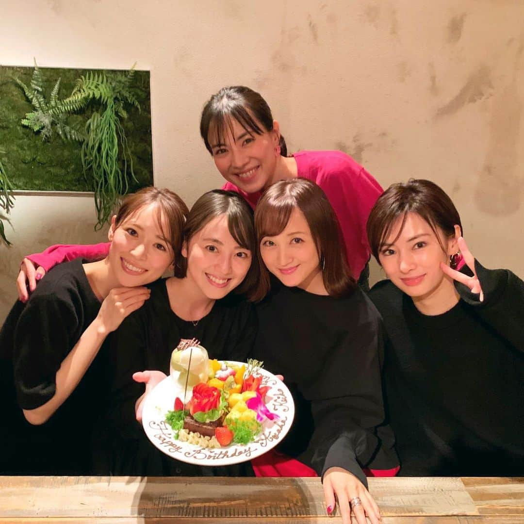 泉里香さんのインスタグラム写真 - (泉里香Instagram)「久しぶりの戦士会💛 4人いっしょに誕生日会🎂💝 いつまでも変わらずに続いて、 楽しさも変わらずで最高💓 4人とも服が黒だね😂笑 #セーラームーン#戦士会#sailormoon#birthday」11月8日 8時19分 - rika_izumi_