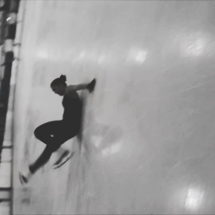 フィービー・ディ・トマソのインスタグラム：「Flashback Friday 💥 10 years ago when I was throwing myself around on the ice and @domtomato was just throwing shit chat #thrillsandspills #skatergrl #FBF」