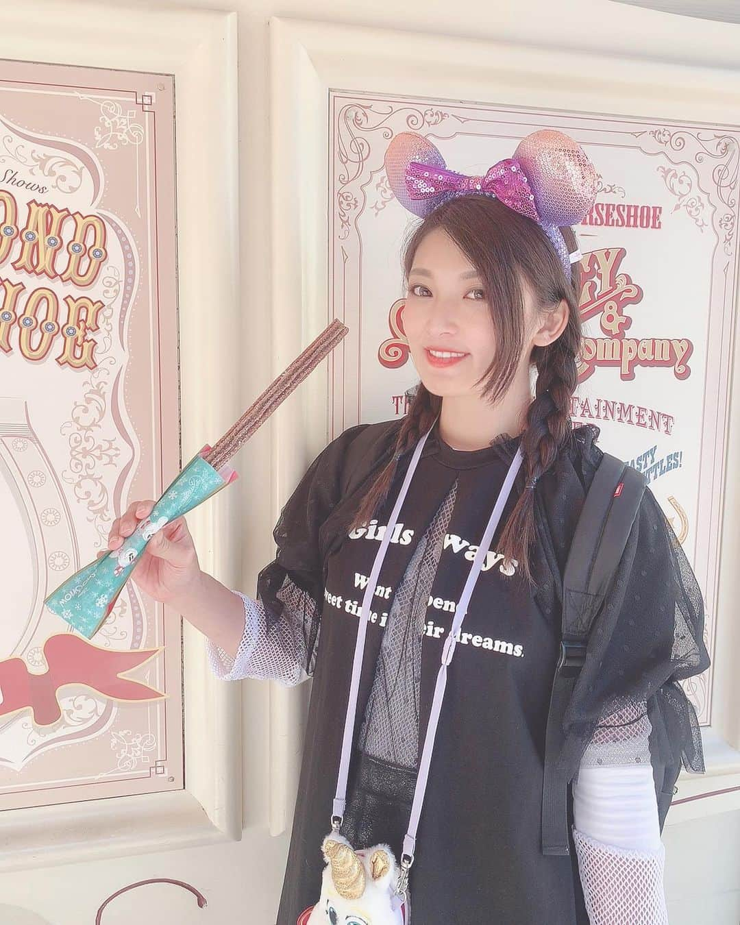 辻井美香さんのインスタグラム写真 - (辻井美香Instagram)「夢の国、Disneylandに行ってきました♡  #disneyland #tokyodisneyland #disneycode #ミニーの耳 #食べ歩き #funfunfun #disneygram #ビジョビ #japanesegirl #辻井美香」11月8日 8時31分 - tsujii_yoshika