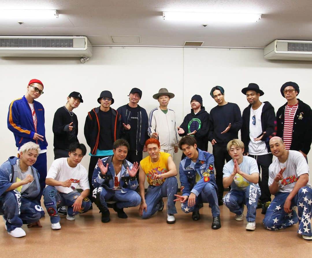 のインスタグラム：「ジェネのドームでの活躍を見ると 単独ホールツアー初日の宮崎の事を毎回 思い出します(何故かトークの内容まで覚えてる)。 アーティスト性は勿論増したけど 1人1人のキャラクター とノリはそのままに それぞれが自分達の現在の状況を 超楽しみながら大人気になっていて、彼等にしか 出来ないライブをしているなと感じました。 一緒に作った"ROAM AROUND"はいち早くハウスを 導入して作った個人的にもかなりお気に入りの 1曲なのでまたPKCZで楽曲ご一緒したいです！🙂」