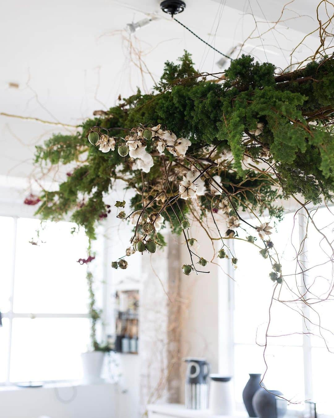 増田由希子さんのインスタグラム写真 - (増田由希子Instagram)「Hanging floral installation☁️ #floralinstallation #cottontree #greencloud #flowercloud 🌲 オルネ・ド・フォイユ さん@ornedefeuilles  では、1、2階の店舗スペースを生花で飾らせていただきました。 1階はアスティエ・ド・ヴィラットにあわせた生花を、2階は冬の森をイメージしたグリーンの装飾を。 ハンギングクラウドを飾った店内は森の香りに包まれています。」11月8日 8時30分 - nonihana_