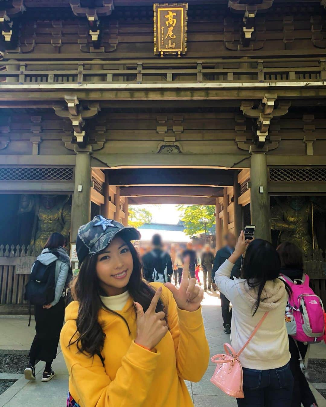 あおい夏海さんのインスタグラム写真 - (あおい夏海Instagram)「おはようございます🌼 🍒 誕生日の日は朝から高尾山に登ってきました！ 雲ひとつない秋晴れ✨🍁 またひとつ、晴れ女が証明されまさした✌️ . 大学時代からの友達にも、いつも11月6日は晴れてる気がする💕って言われたよ🥰 . 高尾山のエネルギーとパワーをもらってきました！！ . それにしてもお団子がめっちゃ美味しかった💕 そして仕事が引っ張りだこ🐙になるように、今待ち受けにしてるよ🥰 . 今年はいい1年になりそう🥰 楽しかったです🍒 #高尾山 #登山 #パワースポット #山 #山ガール #開運 #参拝 #浄化 #誕生日 11月6日 #ありがとう  #秋晴れ #秋 #パーカーコーデ #秋コーデ」11月8日 8時34分 - natsumi.aoi