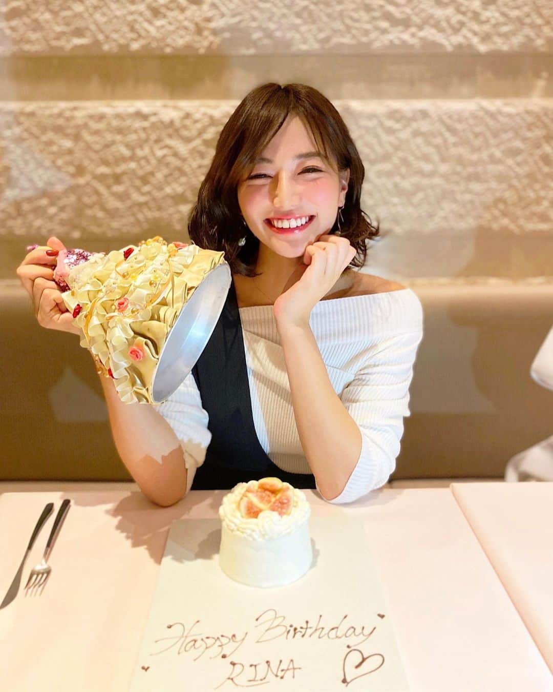 石井里奈さんのインスタグラム写真 - (石井里奈Instagram)「おはよん❣️ . 今朝は里奈ログ😋仲良しの千春ちゃんとゆきちゃんがお誕生日お祝いディナーに連れてってくれました🥺❣️ . 最初ケーキ出てきた時このお人形がケーキだと思って、すごーーーい😧！って驚いてたらケーキはお人形の中に🎂😍笑 . ケーキもシーフードフレンチも全部美味しかった🥰❣️ . 本当に今年はたっくさんの人にお祝いしてもらえてすっごく幸せなお誕生日でした😭💕本当に温かい気持ちや思いやりが嬉しくて🥺😭💕 . お祝いしてもらってお酒飲むと、ケーキを食べる頃には顔が真っ赤で載せられる写真があんまりなくて🤣笑（お酒飲むとすぐ顔が赤くなるタイプ） . この時だけはちゃんと写真のために1杯でセーブして写真をとりました📸笑 . 今週も頑張っていきましょう😍 . #りなまるグルメ #グルメ女子 #グルメ #フレンチ #cilq #シルク #bdg #hbd #happybirthday #誕生日 #birthday #birthdaycake #誕生日ご飯 #誕生日ケーキ #ケーキ #バースデーケーキ #女子会 #誕生日 #誕生日プレート #誕生日ディナー #表参道ディナー #表参道フレンチ #シーフード #seafood #女子会ディナー #ラム肉 #肉 #ステーキ #焼肉 #誕生日サプライズ #サプライズバースデー」11月8日 8時51分 - ri7tin1025