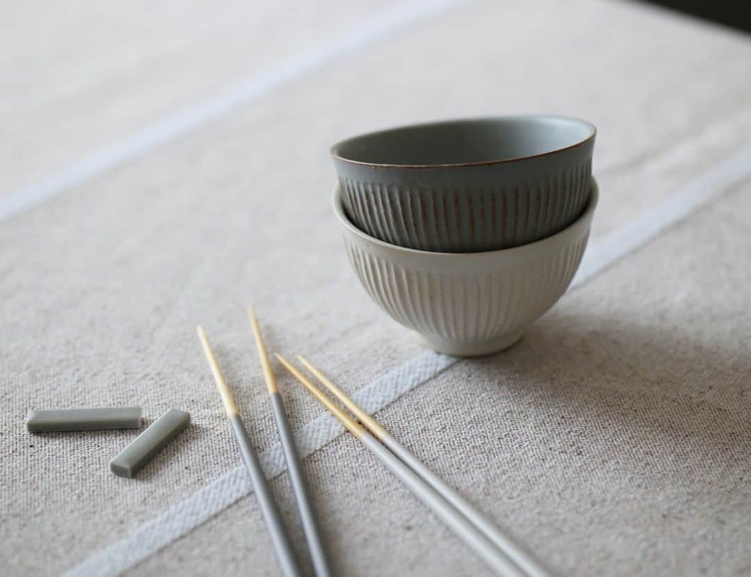のインスタグラム：「シンプルだけど存在感のある茶碗。 made in JAPANなのも嬉しいポイント！ . -登場したアイテム- SALIU/しのぎ飯碗 . ◎商品は当店トップページのバナーorプロフィールのURLからどうぞ。 ▶︎ @kozlife_tokyo . #KOZLIFE #LoveFoodLoveLife #Interior #instahome #instagood #instajapan #foodporn #instafood #foodstagram#foodlover #delicious #delistagrammer #SALIU #stiik #kobi #箸 #新米 #シンプルライフ #器 #うつわ #食器 #KOZ茶碗 #サリュウ #和食 #茶碗 #今日のごはん #お家ごはん #箸置き」