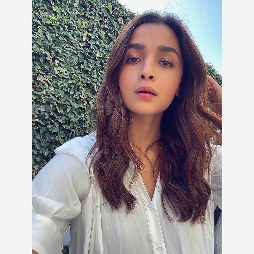アリア・バットのインスタグラム：「I have a whole universe in my mind 🦋」
