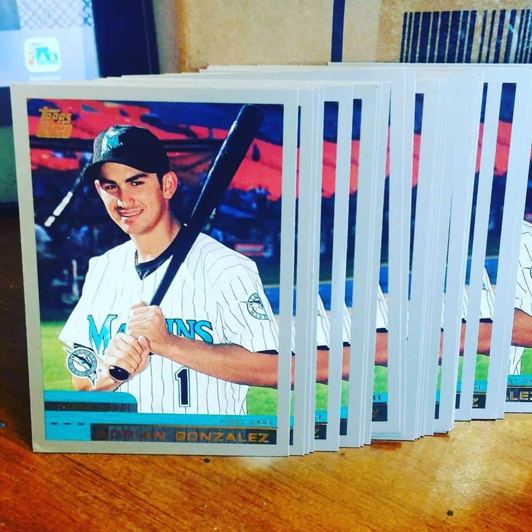 エイドリアン・ゴンザレスさんのインスタグラム写真 - (エイドリアン・ゴンザレスInstagram)「My first baseball card. I was only 18 and still full of pimples 😂. Almost 20 years ago. #TBT #Blessed」11月8日 9時13分 - adrian_eltitan